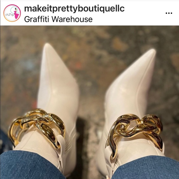 White Chic Boots w/Gold Chain - Picture 4 of 5